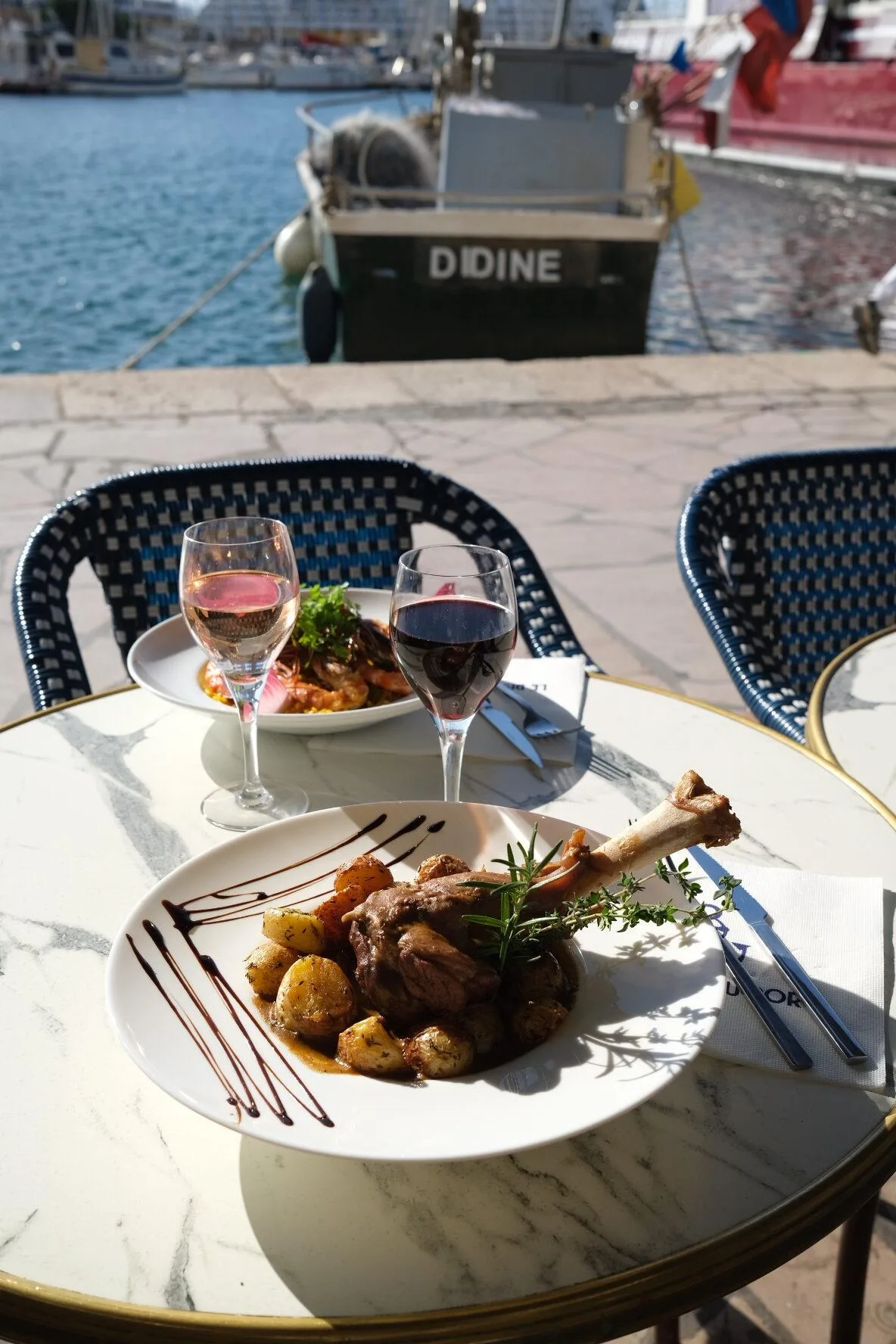 Déjeuner en terrasse face au port
